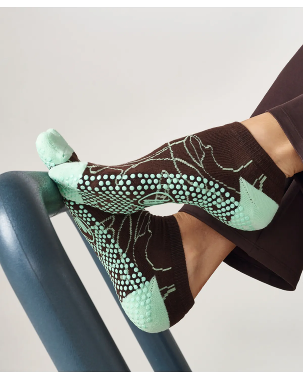Move Active Classic Low Rise Grip Socks -Mocha Abstract