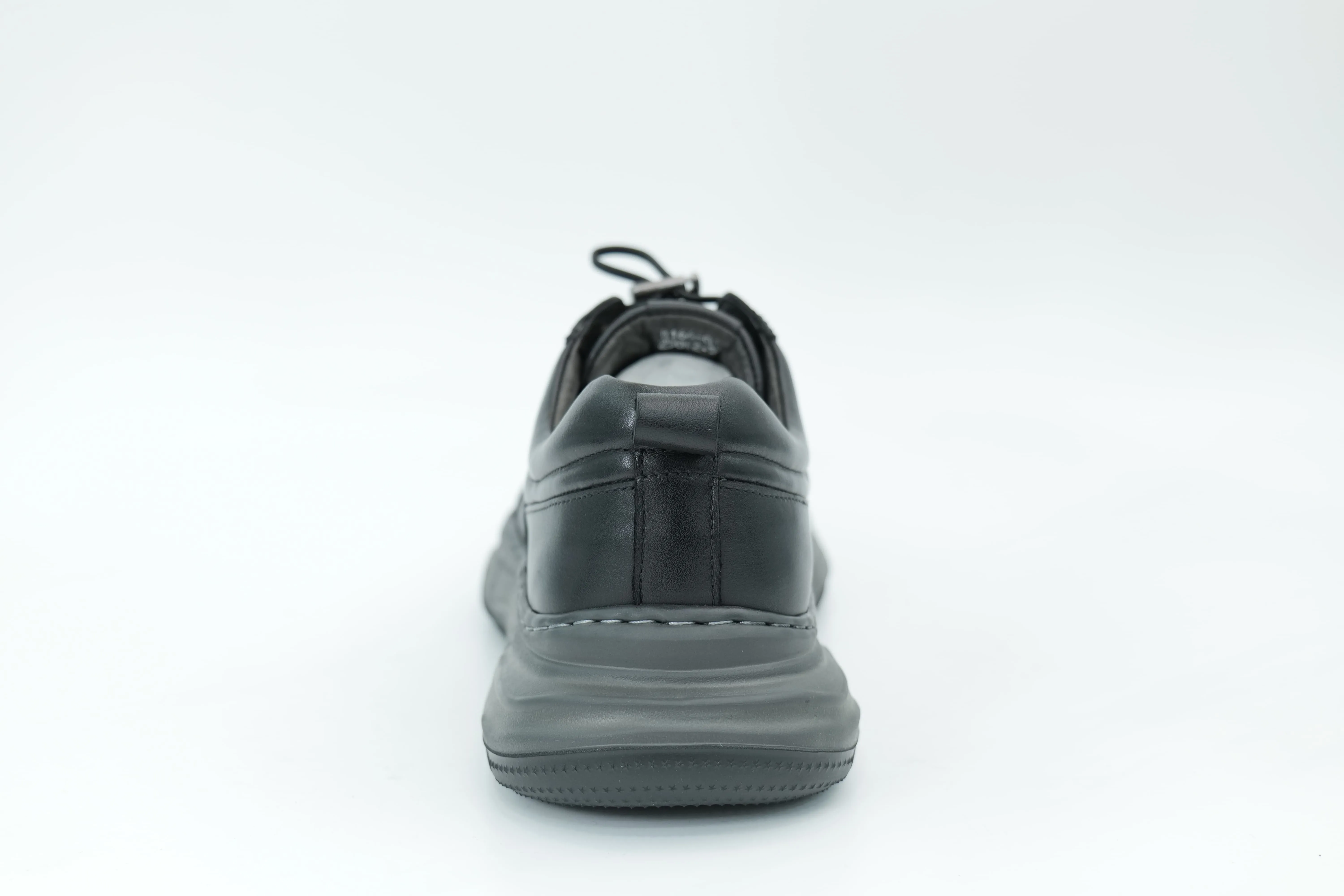 Sports shoes