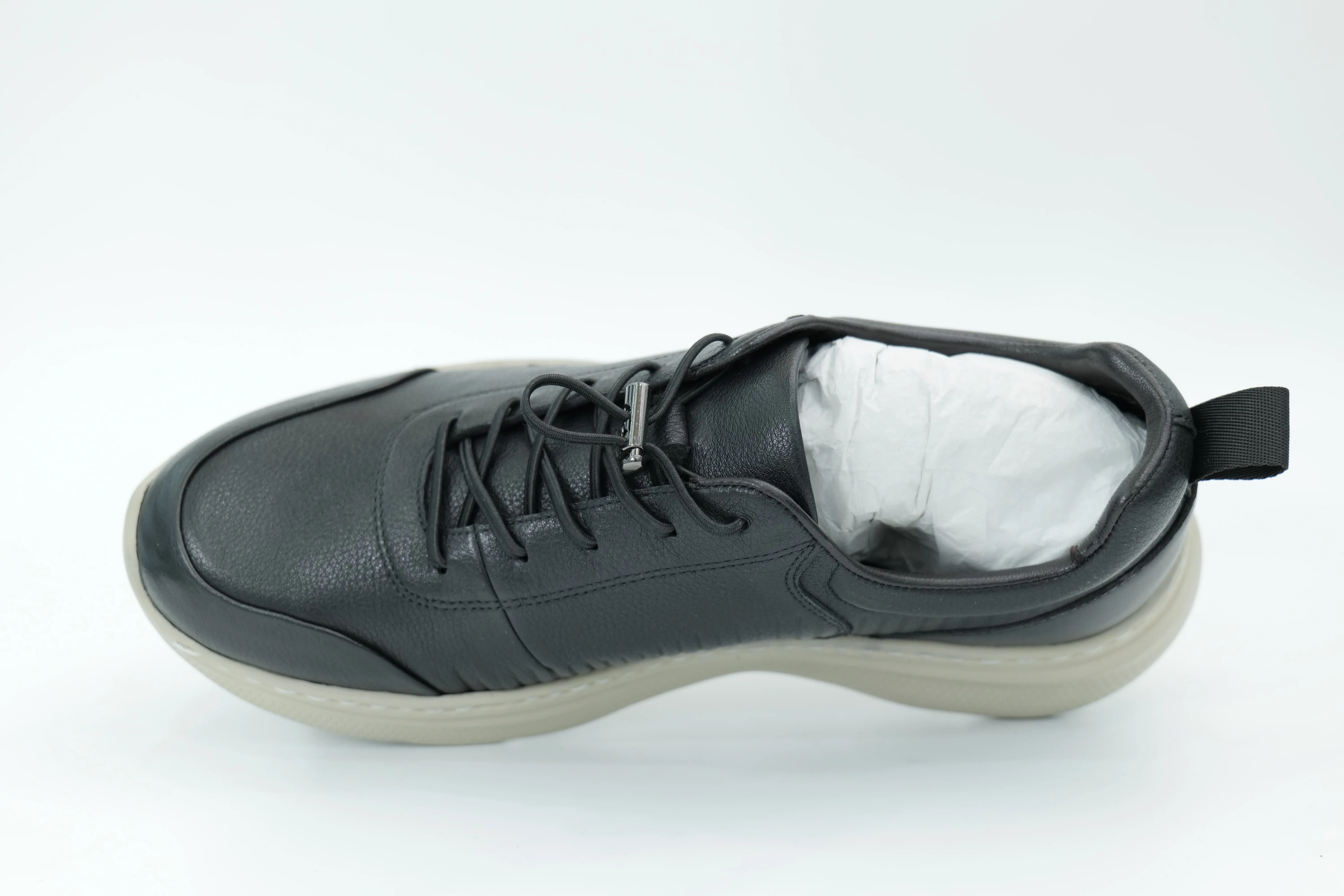 Sports shoes