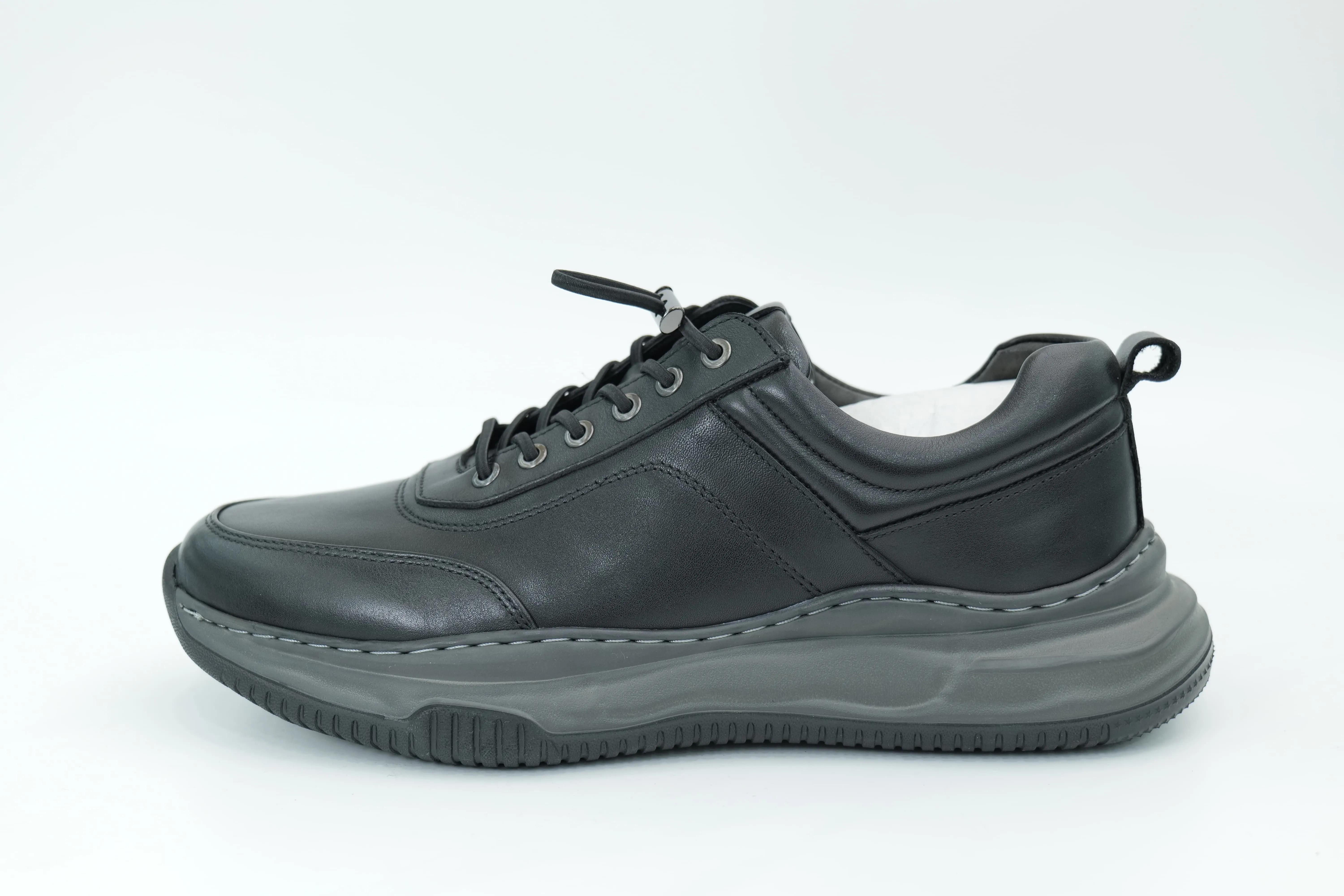 Sports shoes