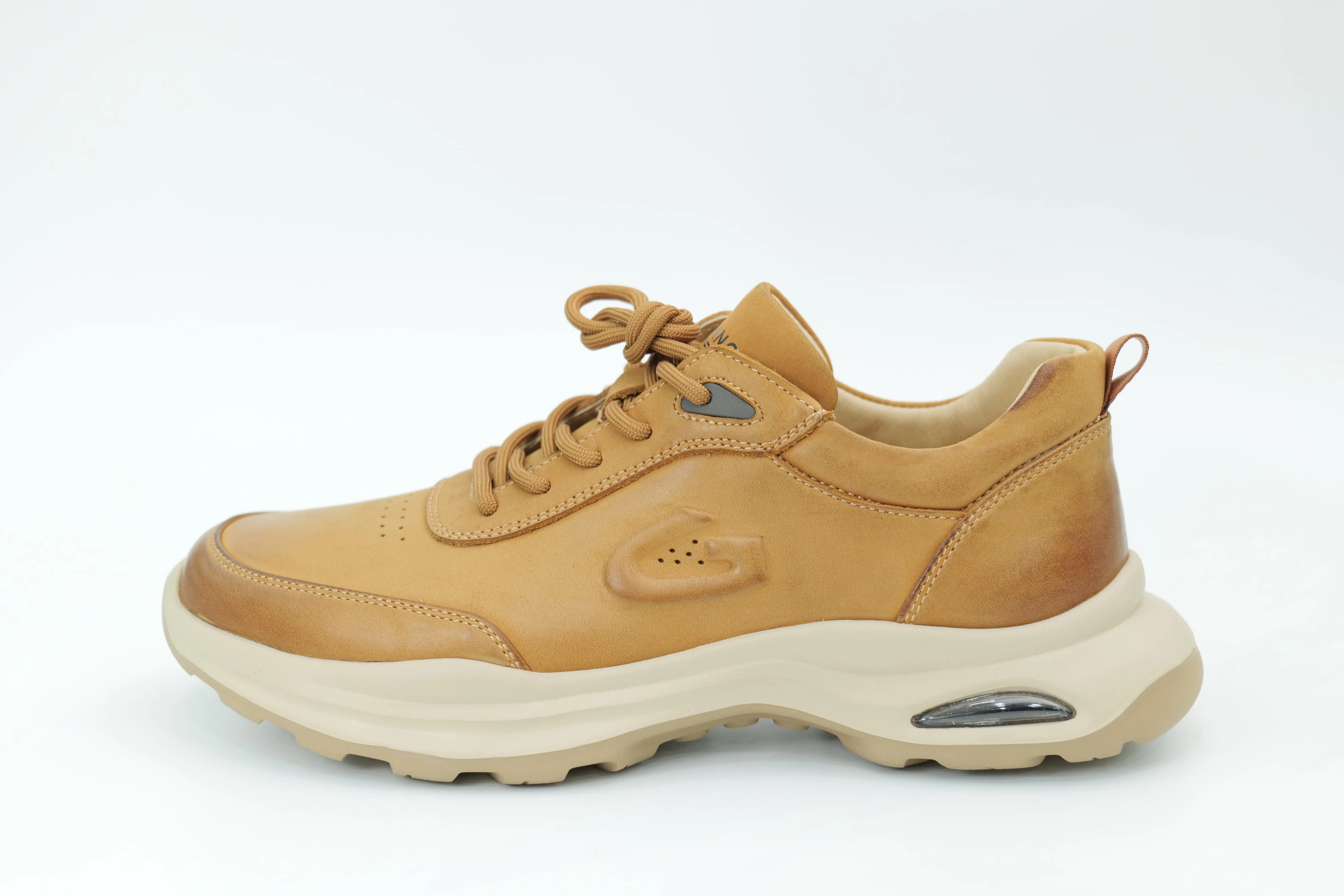 Sports shoes