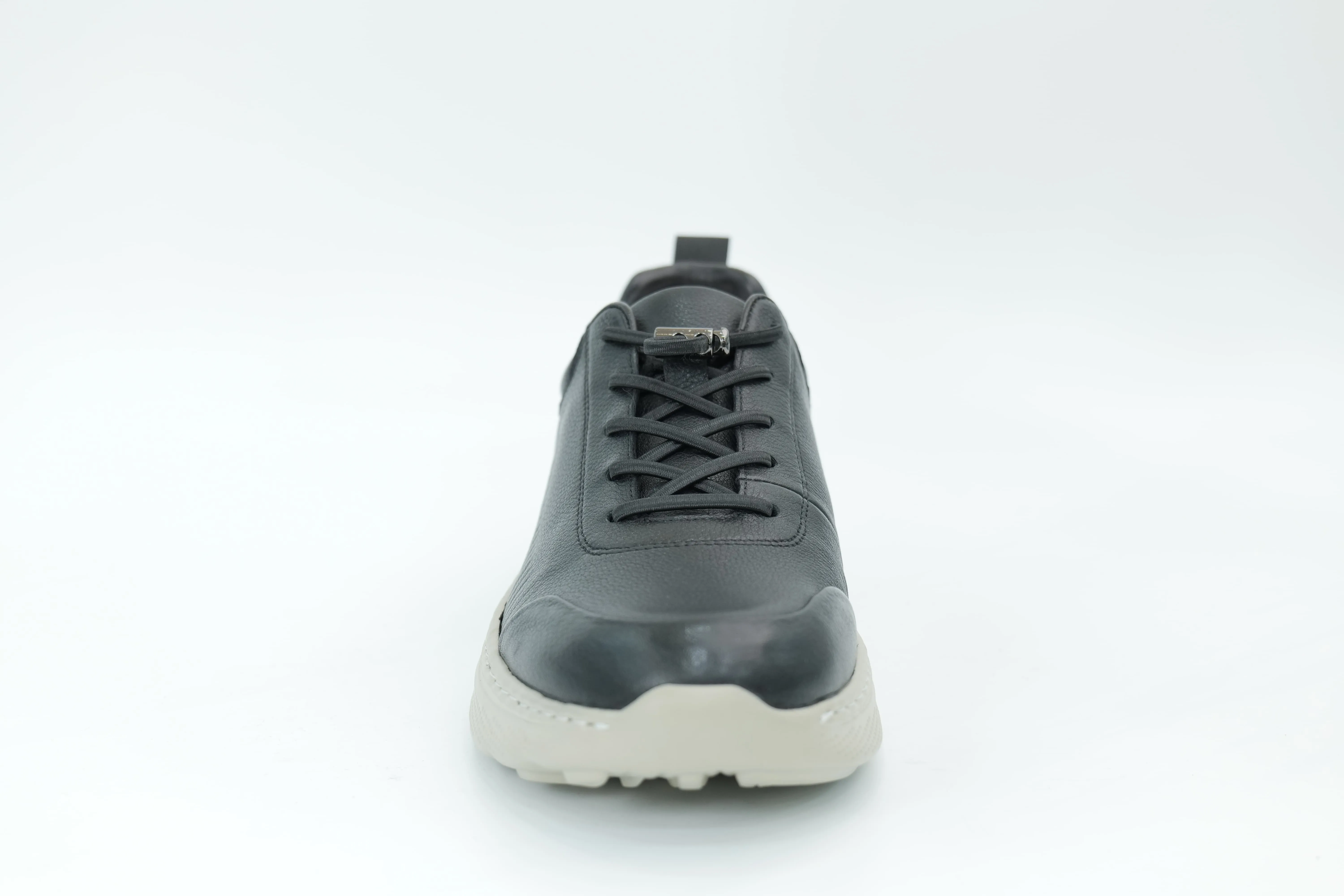 Sports shoes