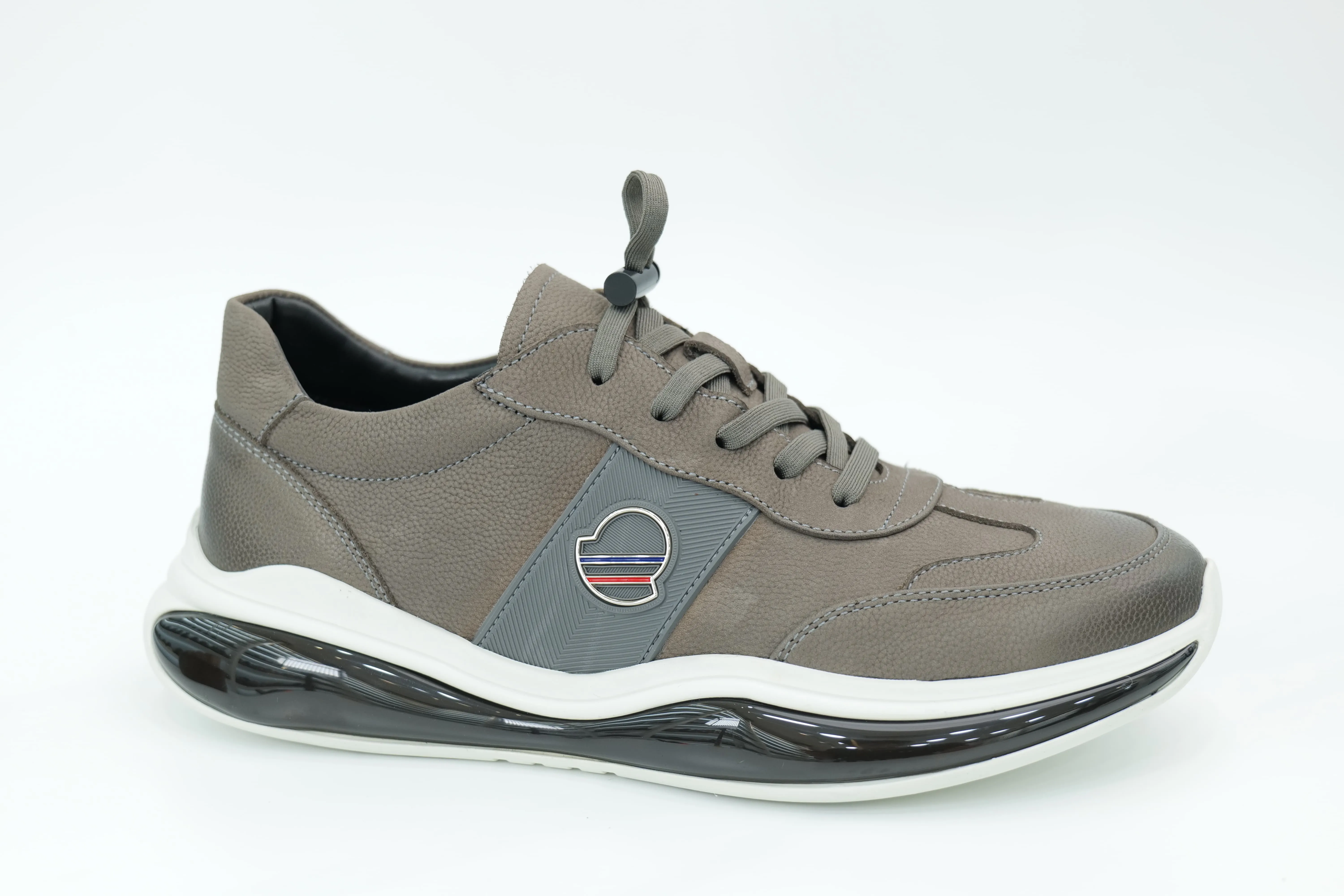 Sports shoes