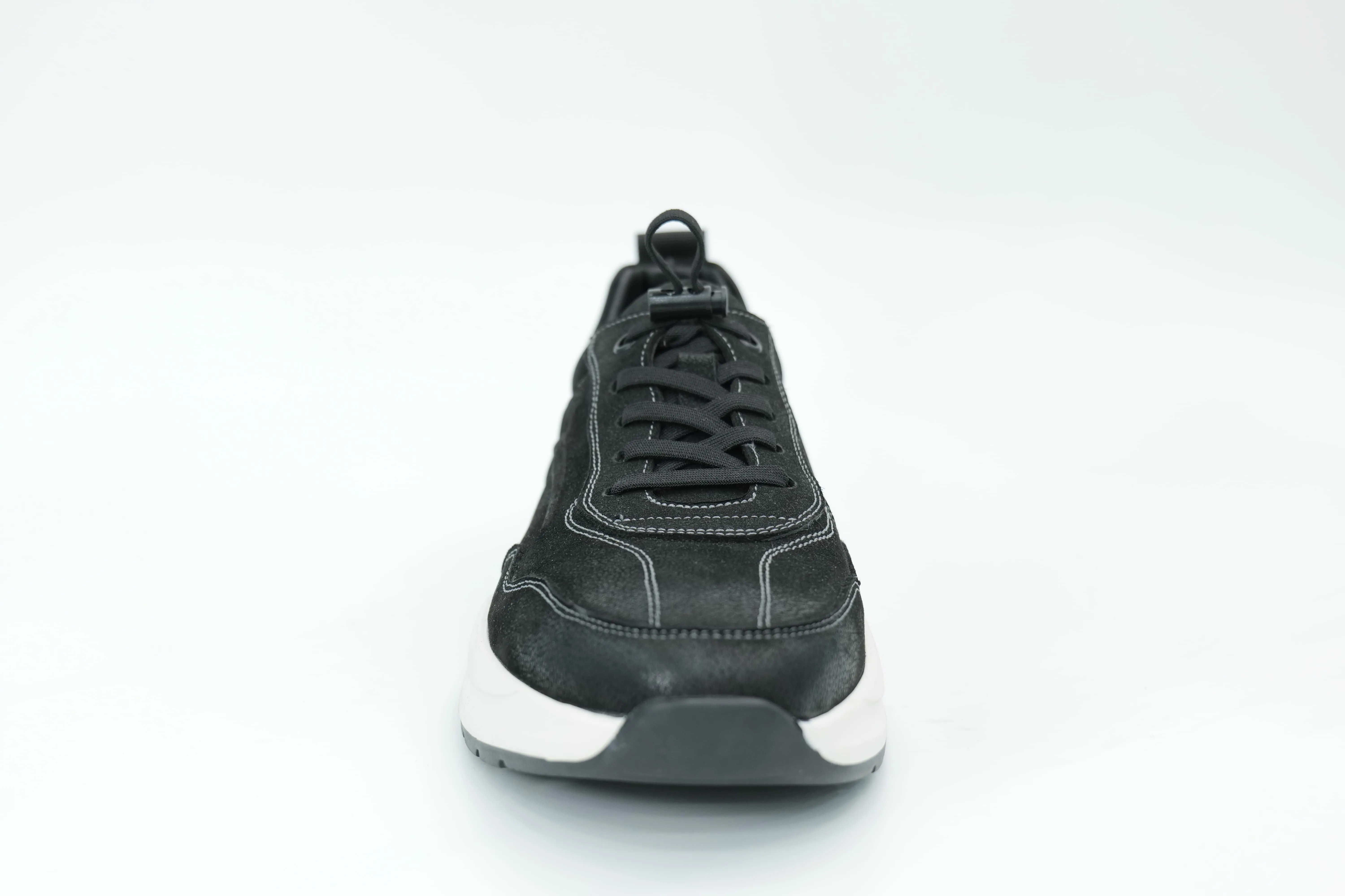 Sports shoes