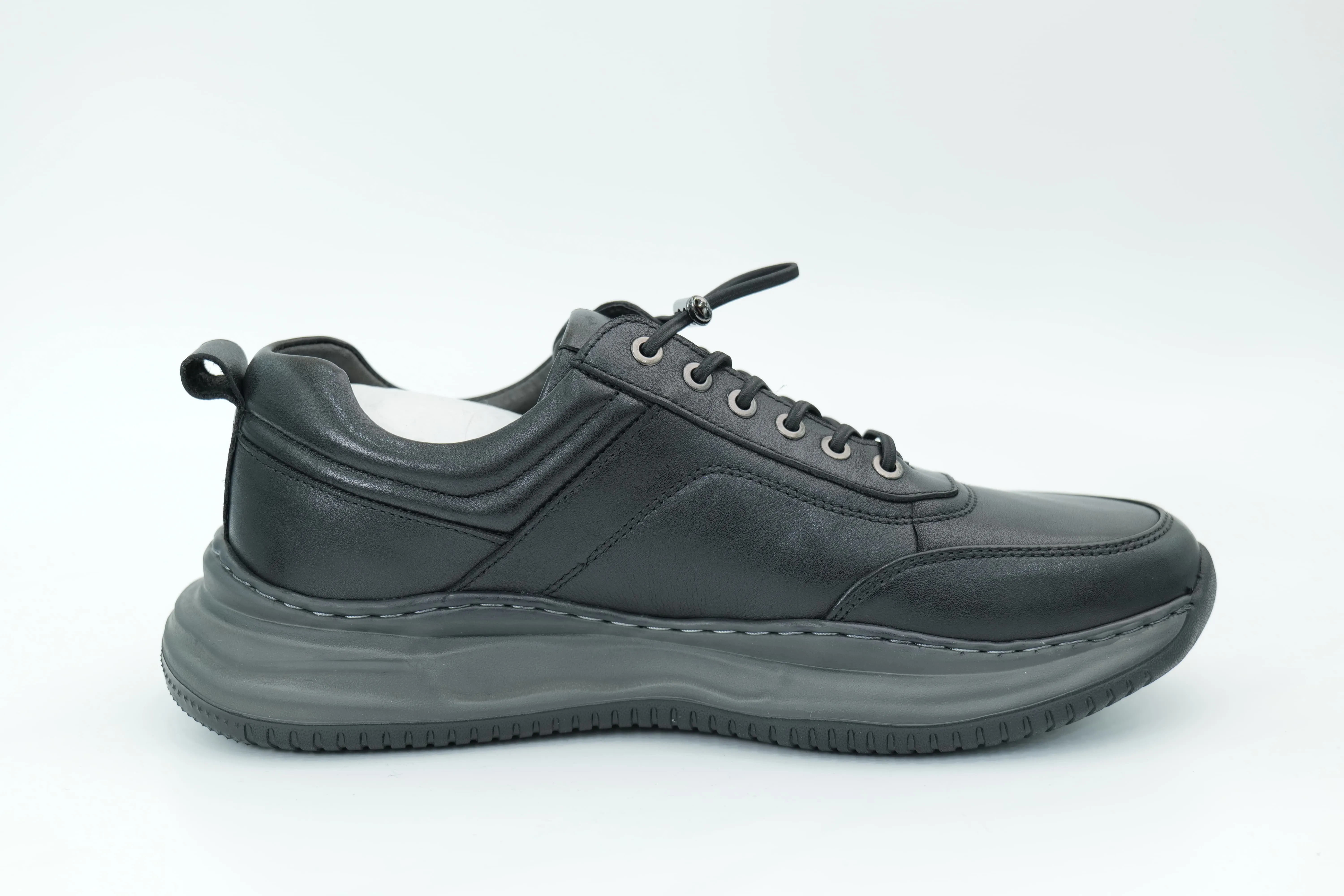 Sports shoes