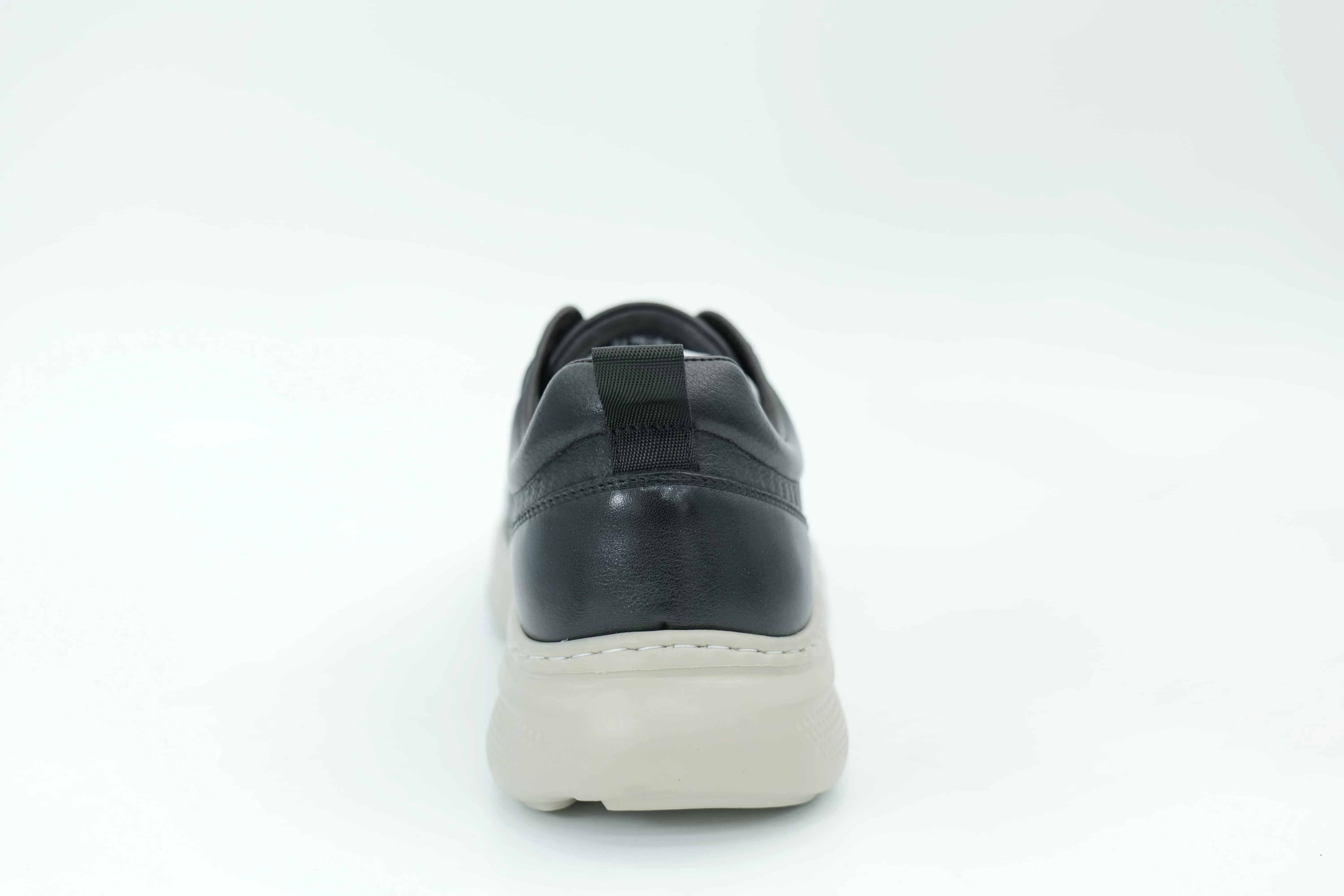 Sports shoes