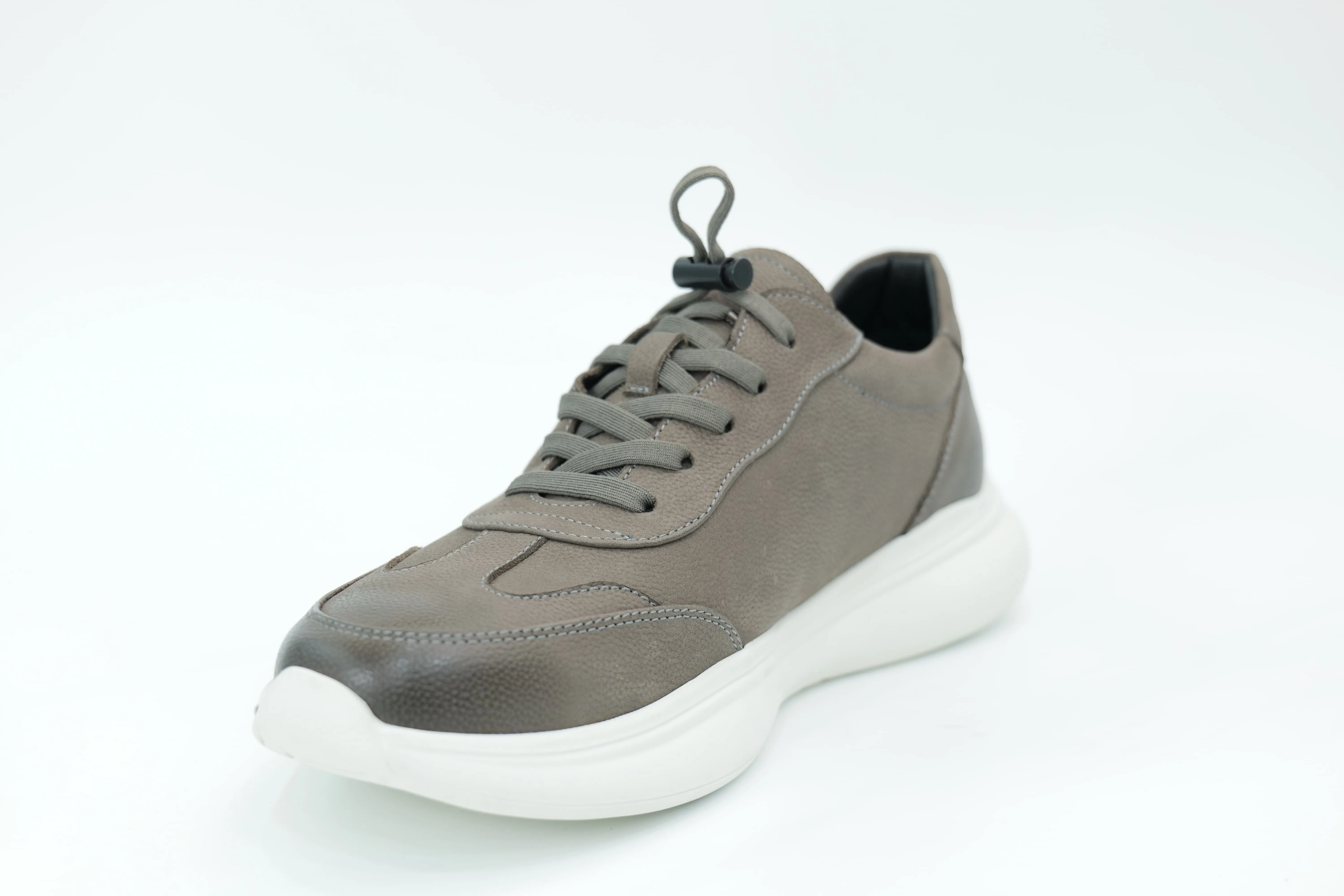 Sports shoes