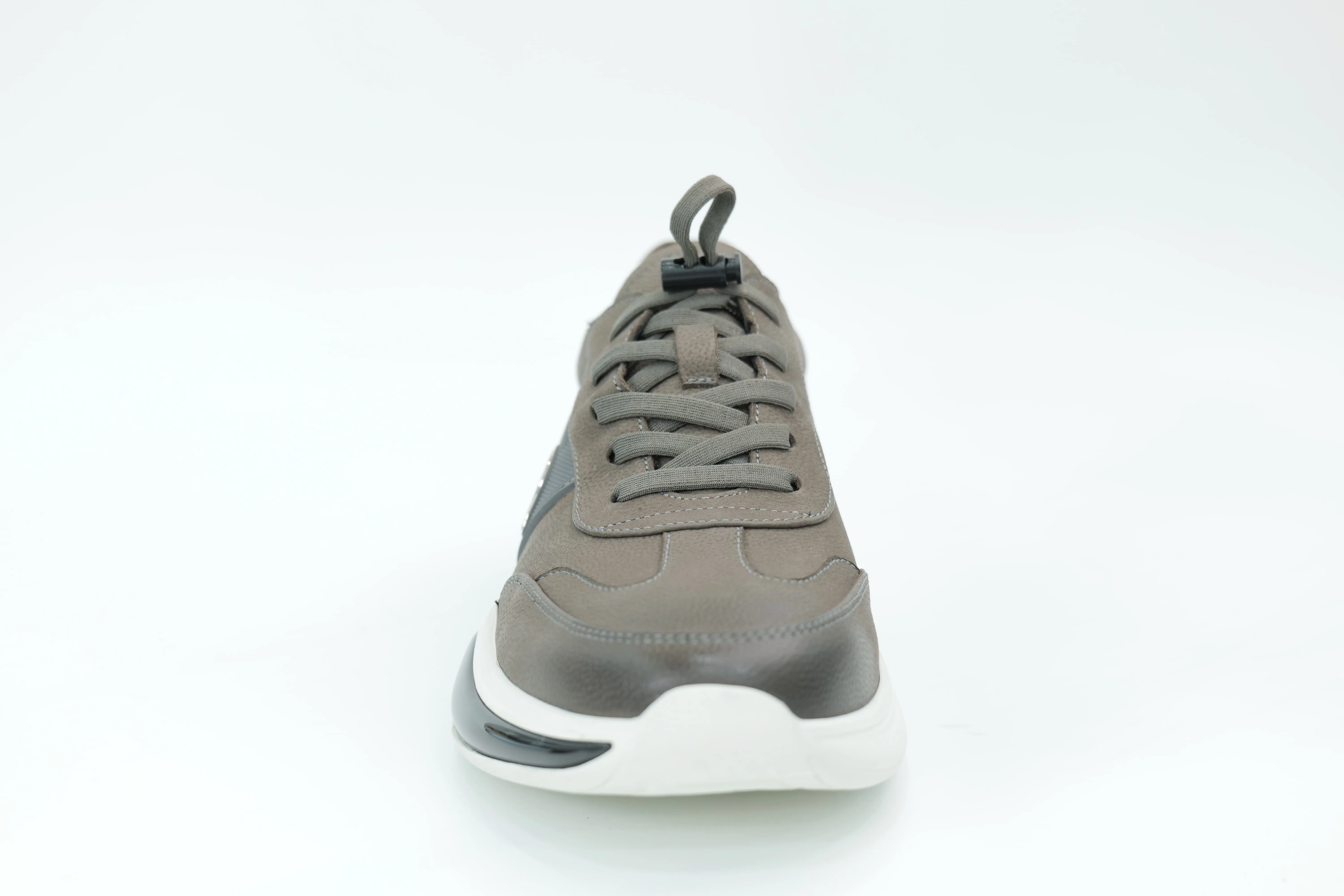 Sports shoes