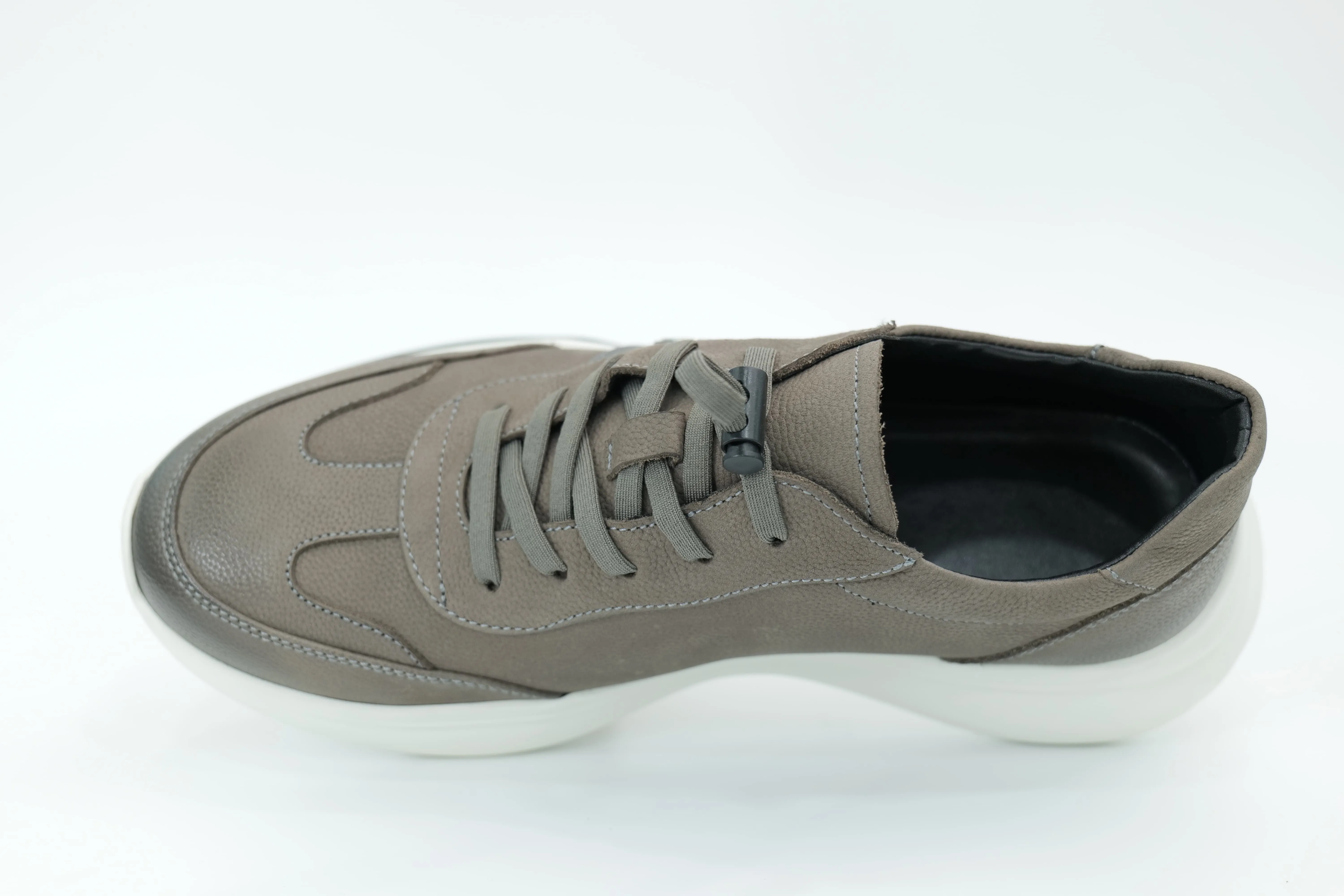 Sports shoes