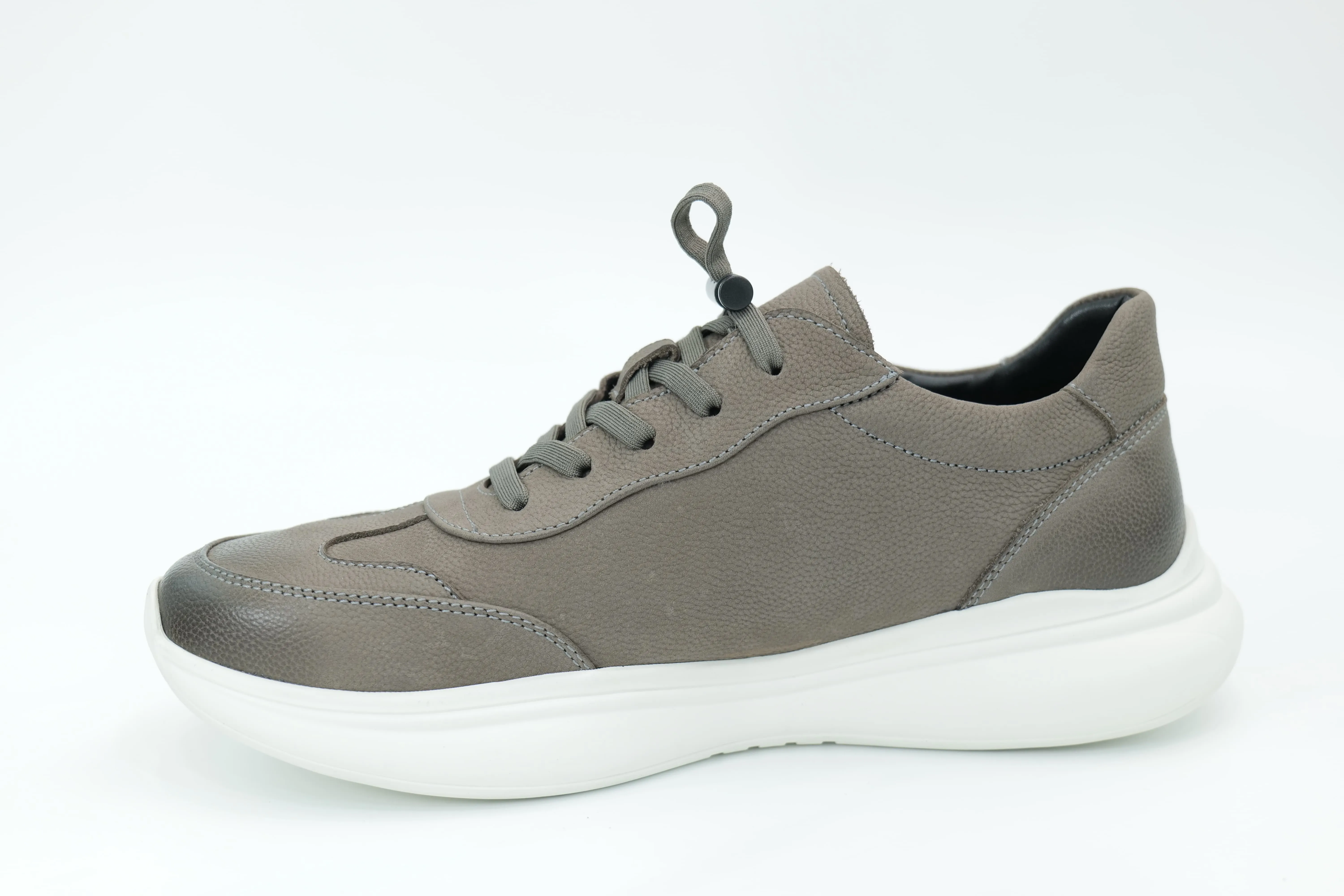 Sports shoes