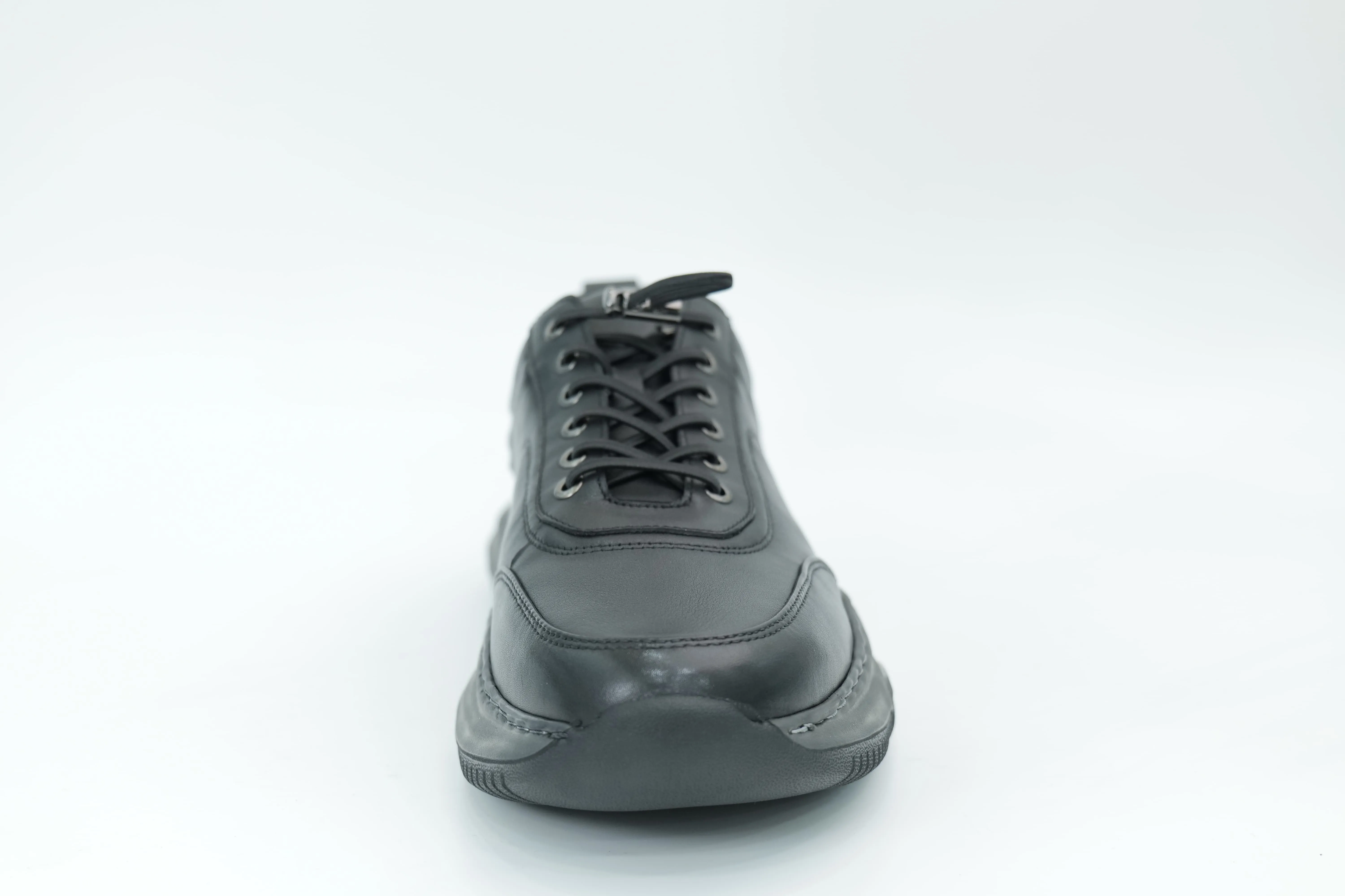 Sports shoes