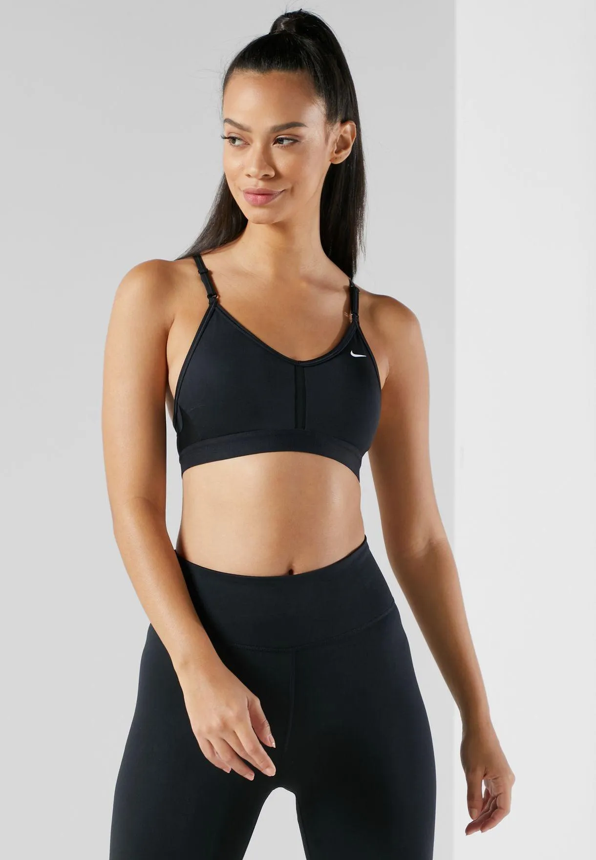 TOP NIKE INDY BRA SPALLINA STRETTA DONNA NERO e BIANCO TRAINING CROSSFIT